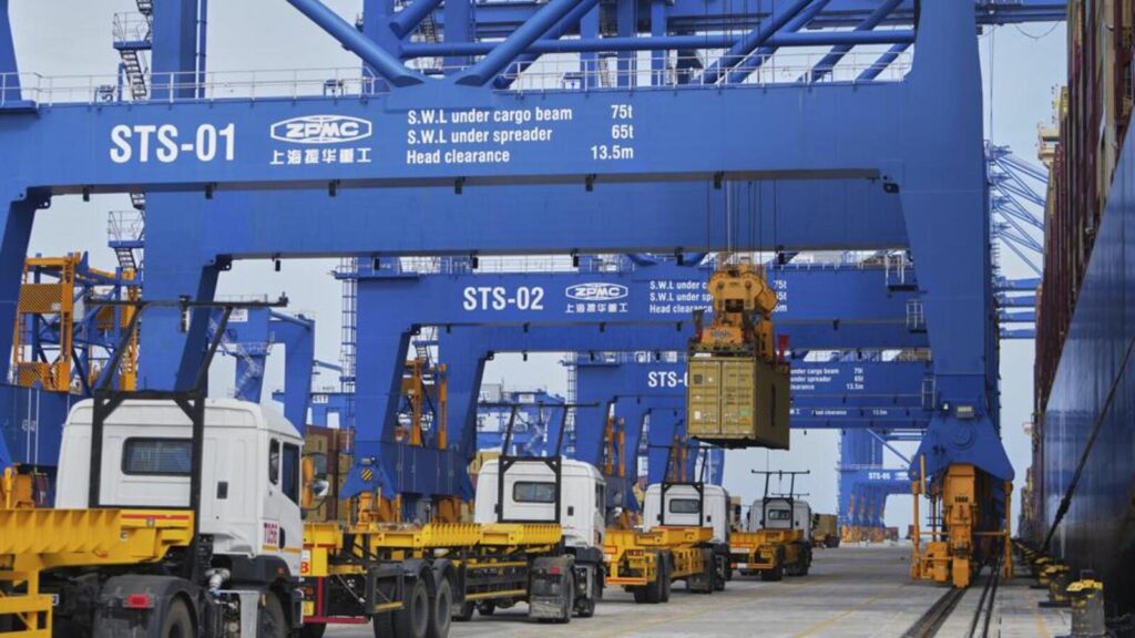 Huge-cranes-load-containers-onto-trailers-at-Vizhi_1750325213621.jpg